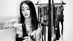 Oynat Komuta JOI ve CEI Fantezisinde Şehvetli Dominatrix Nika