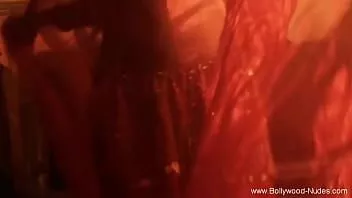 Redare Privind o dansatoare din buric exotică sexy și bucurându-ne de ea