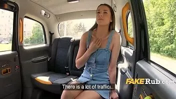 Abspielen Perfektes Mädchen mit perfekter Haut befreit ihre Möpse im Taxi