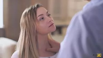 再生 Old4k。老人はソファで興奮したニンフと素晴らしいセックスに誘惑しました