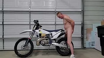 Abspielen Kevin Yardley liebt es, jeden Tag sein neues Dirtbike zu ficken