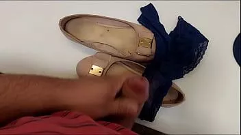 تشغيل الرجيج فوق أحذية راقصة الباليه والسراويل الداخلية المتسخة