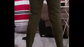 تشغيل غنيمة ممتلئة الجسم على الأرض في وضع الكلب مرتديًا بنطالًا ضيقًا