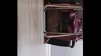 Redare Picioarele negre minunate ale reginei frumuseții purtând rochie de soare și chiloți sub masă