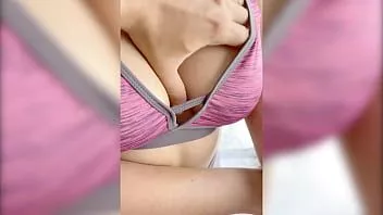 تشغيل أقدم لها المال لتظهر لي ثديها وهي تحصل على قرنية ، إنها تتيح لي ممارسة الجنس معها في غرفة نومها ، بزاز كبيرة ، كس مبلل