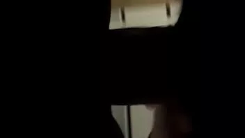 Putar Kejutan kejutan kejutan melangkah ke kamar mandi wanita dan dia memohon untuk cum saya