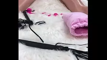 play Dei a ela uma incrível massagem com óleo corporal, depois fodi sua boceta e cu com um vibrador de vidro com tanta força e ela adorou. mandou-a para casa, para o marido, esgotada e inchada.