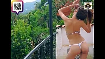 play Adolescenta se dezbraca la sedinta foto si se masturbeaza
