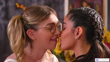 Putar Y. Mantan Teman Lesbian Mengakui Perasaan - Emily Willis, Mackenzie Moss