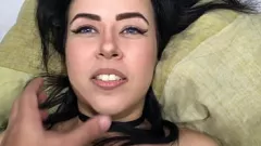 Reproduzir A estrela pornô morena Smally Dickson faz um passeio difícil com Ricky Valenz