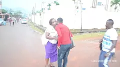Reproduzir Orgia Frenzy: Black Goddess e Two Hunks em Rough Interracial Threesome na African Street