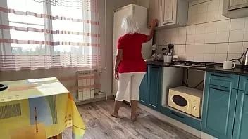 Putar Ibu tiri dengan pantat besar menyebalkan kontol dan melakukan seks anal dengan putranya di dapur