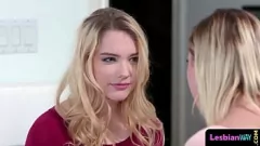 Oynat Küçük Göğüslü Dövmeli Babe Sapphic Tribbing Oturumunda Islak ve Vahşi Olur