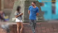 تشغيل شاب كولومبي يبلغ من العمر 18 عامًا يرتدي سيورًا حمراء يحصل على رحلة صعبة