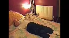 play Prietena legată Kelly primește timp de joacă cu un vibrator și o surpriză pentru creampie