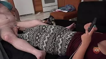 播放 室友在打电话时给脚交