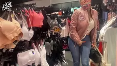 Reproducir Orgasmo de coño público de MILF con control remoto con juguete mojado