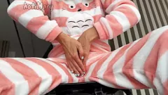 Reproducir Adolescente asiática flaca tiene un orgasmo real masturbándose tetas pequeñas