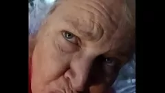 play MILF suge un penis enorm într-o muie explicită!