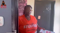 Putar Ex-pornstar Ebony BBW memberikan pizza dan mendapat tip nakal