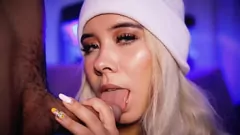 Oynat Sevimli sarışın latina bebek vahşi olarak yakın çekim oral seks aksiyon