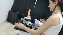 再生 私の義姉妹とのセックスゲーム：彼女は怒りますが、私のリモコンの車とディルドのいたずらに抵抗することはできません。
