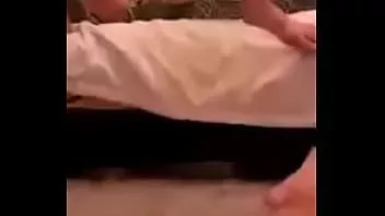 تشغيل الأخوات صديق التدليك بوسها في السراويل القصيرة