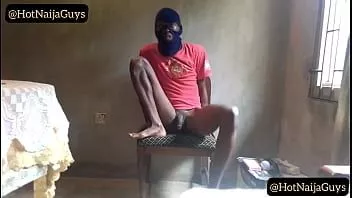 Reproduzir Nigeriano gostoso com pau comprido se masturbando e mostrando a bunda na sala de jantar