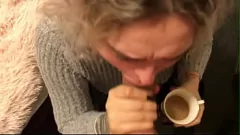 Riproduci Eva Stone succhia il grosso cazzo di Leo Casanova e ingoia la sborra nel caffè - Gola profonda di troia europea