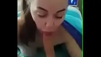 تشغيل سيدة تمتص قضيبًا وتبيض لرجل
