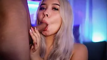 Redare Blondei colombiane sexy cu o față angelică îi place să suge penis